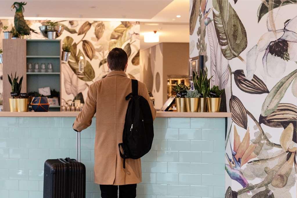 - The Niu, Crusoe Airport By Ihg